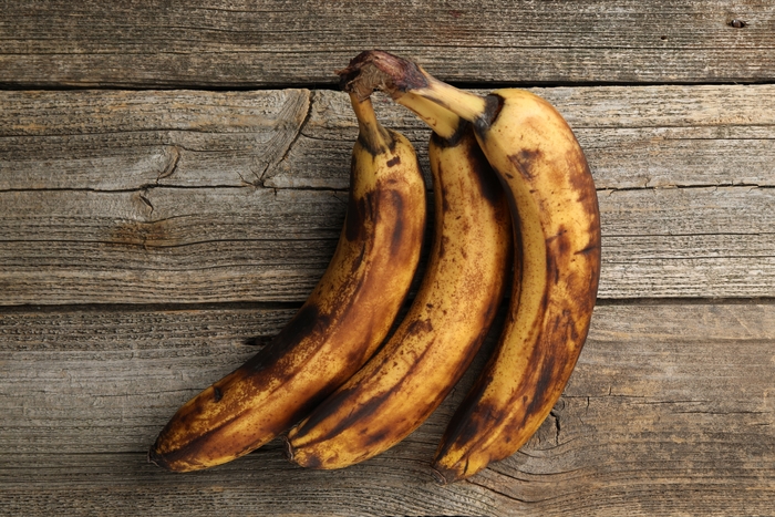 Banane mature su un tavolo di legno